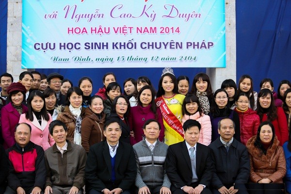 Hình ảnh đẹp của Đỗ Thị Hà và các Hoa hậu Việt Nam khi về thăm trường cũ ảnh 10