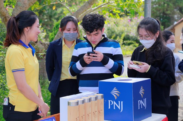 Công ty PNJ ghi dấu ấn sâu đậm với các hoạt động thiện nguyện ảnh 4