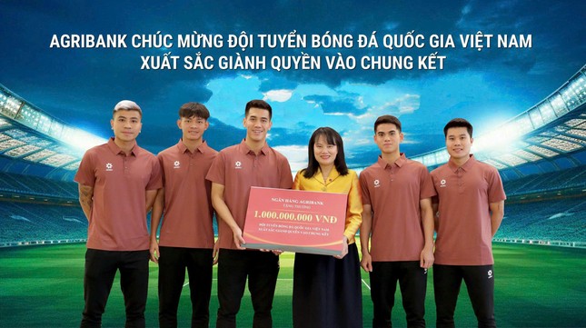 Agribank tặng thưởng 1 tỷ đồng cho đội tuyển bóng đá quốc gia Việt Nam ảnh 2