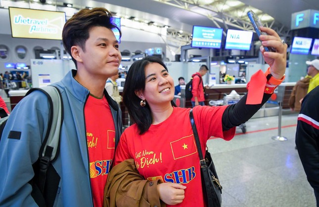 Những cổ động viên lên đường tới Thái Lan: Sẵn sàng vì 'Những chiến binh sao Vàng' ảnh 1