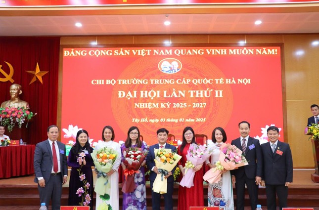 Đại hội Chi bộ Trường Trung cấp Quốc tế Hà Nội nhiệm kỳ 2025 - 2027 thành công tốt đẹp! ảnh 4