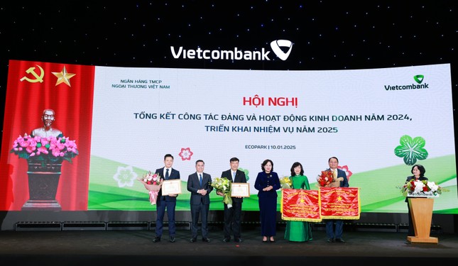 Vietcombank vững thế dẫn đầu, bứt phá với dấu ấn xanh ảnh 2