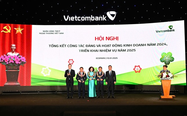 Vietcombank vững thế dẫn đầu, bứt phá với dấu ấn xanh ảnh 4