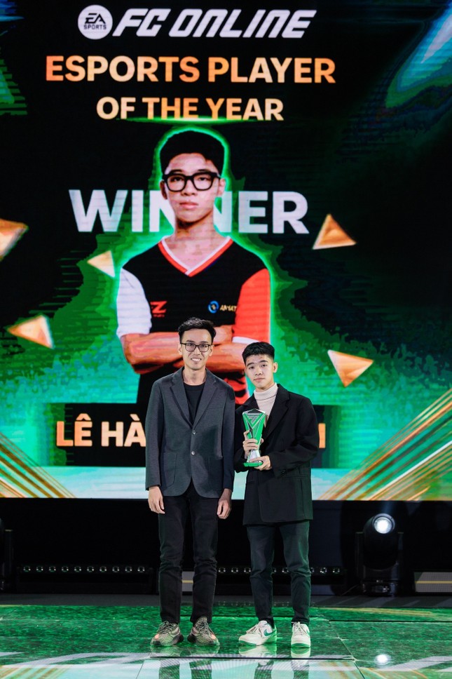 Văn Toàn hội ngộ Độ Mixi, Cris Phan tại FC Online Year-End Gala 2024 ảnh 1