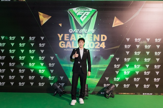 Văn Toàn hội ngộ Độ Mixi, Cris Phan tại FC Online Year-End Gala 2024 ảnh 2