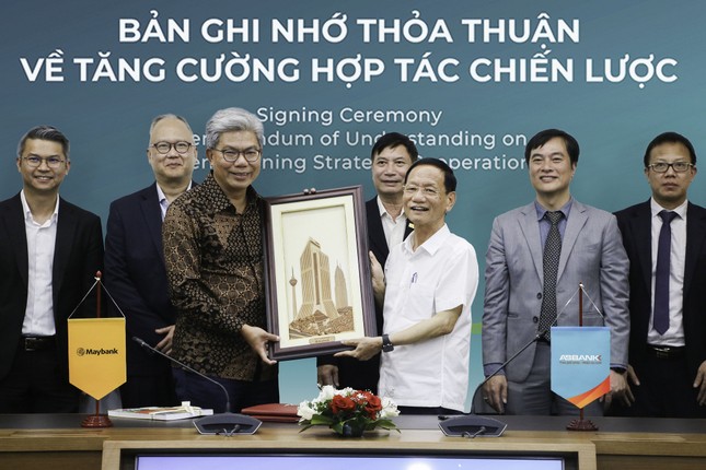 ABBANK thành lập uỷ ban chiến lược phát triển bền vững ESG với vai trò dẫn dắt của ông Vũ Văn Tiền ảnh 1