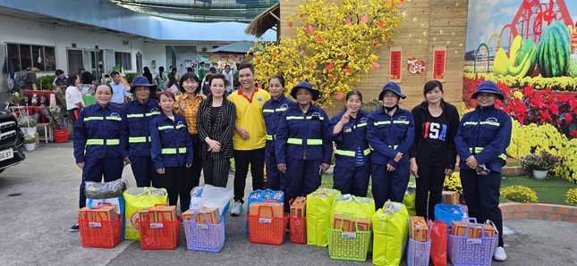 Nữ công nhân môi trường bất ngờ được mời thưởng thức bánh tét, dưa hấu ảnh 3