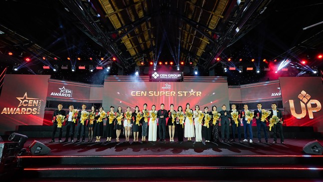 Shark Hưng 'cực cháy' tại Cen Awards 2024: Cen Up ảnh 3