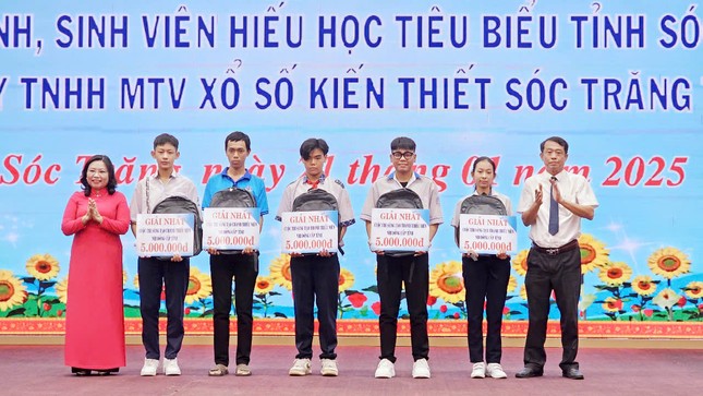 Sóc Trăng: Trao 391 suất học bổng cho học sinh, sinh viên tiêu biểu ảnh 1