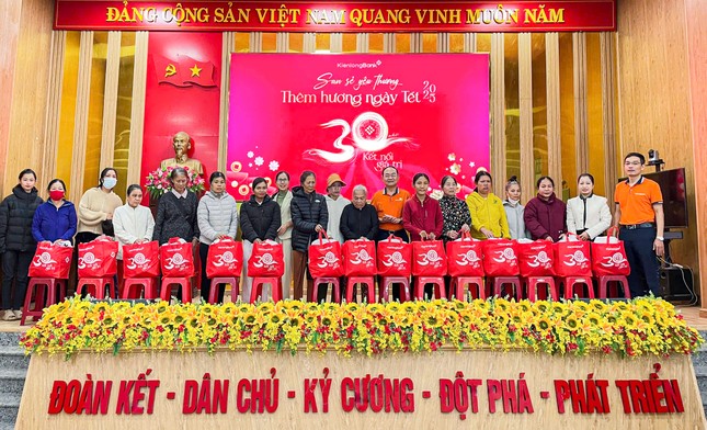 'San sẻ yêu thương - Thêm hương ngày Tết', 12 năm vẹn nghĩa tình ảnh 1