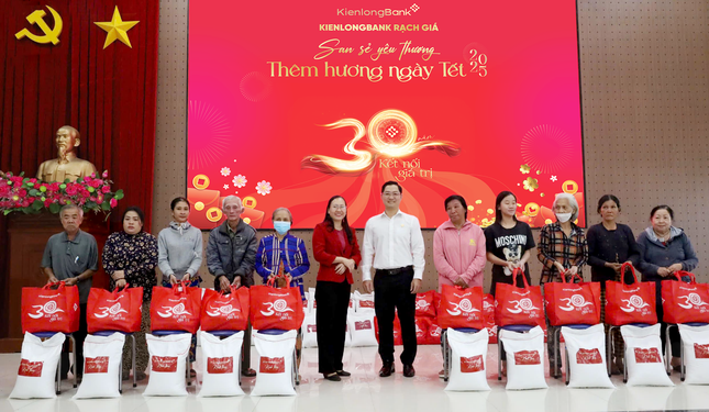 'San sẻ yêu thương - Thêm hương ngày Tết', 12 năm vẹn nghĩa tình ảnh 2