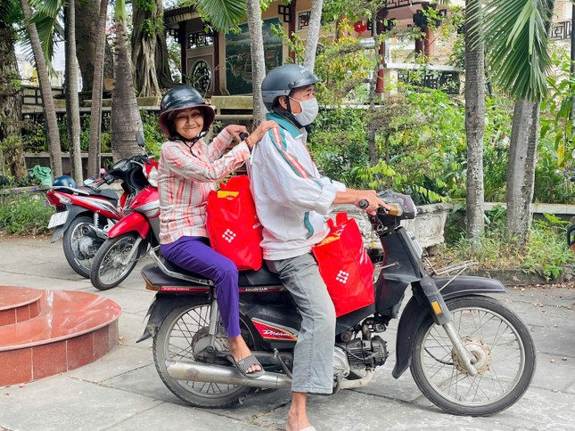 'San sẻ yêu thương - Thêm hương ngày Tết', 12 năm vẹn nghĩa tình ảnh 4