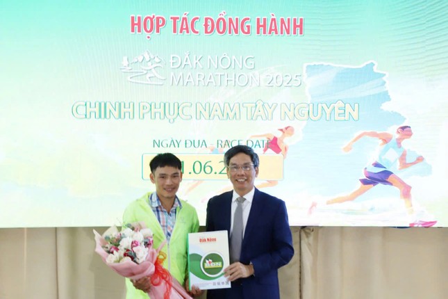 'Dị nhân’ marathon ‘vẽ’ đường đua chinh phục Nam Tây nguyên ảnh 1