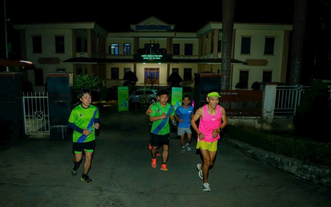 'Dị nhân’ marathon ‘vẽ’ đường đua chinh phục Nam Tây nguyên ảnh 2