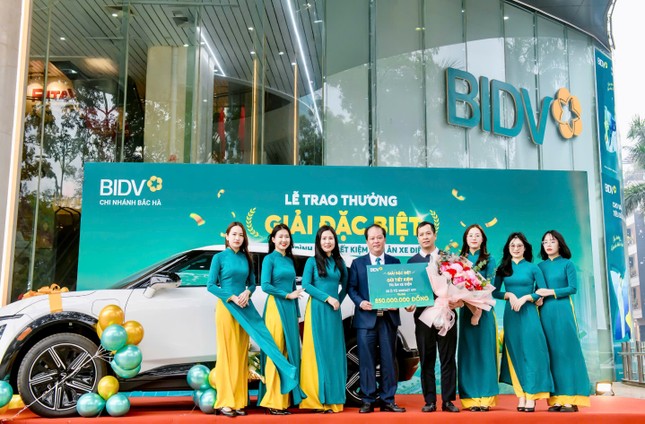 Giải đặc biệt ô tô 850 triệu thuộc chương trình 'Gửi tiết kiệm, tri ân xe điện' được BIDV trao tận tay khách hàng ảnh 1
