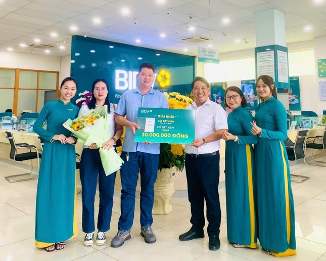 Giải đặc biệt ô tô 850 triệu thuộc chương trình 'Gửi tiết kiệm, tri ân xe điện' được BIDV trao tận tay khách hàng ảnh 2