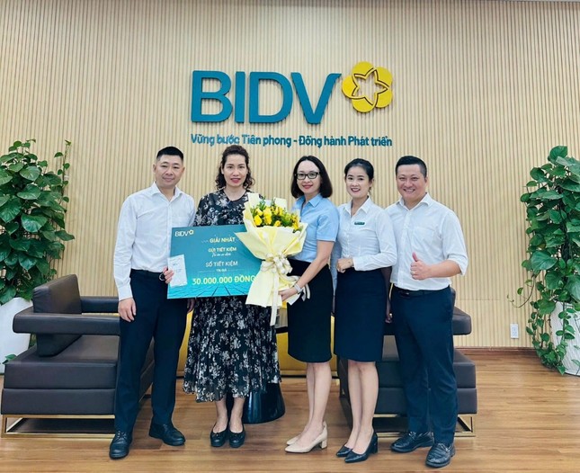 Giải đặc biệt ô tô 850 triệu thuộc chương trình 'Gửi tiết kiệm, tri ân xe điện' được BIDV trao tận tay khách hàng ảnh 3