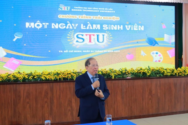 Học sinh được mời trải nghiệm 'Một ngày làm sinh viên STU' ảnh 1