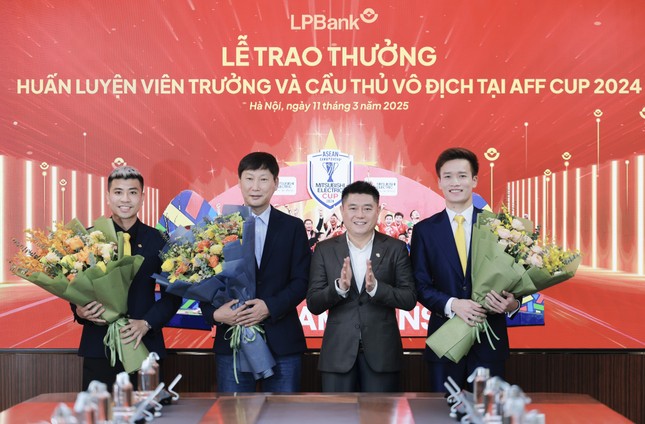 Ngân hàng Lộc Phát (LPBank) trao thưởng cho Huấn luyện viên trưởng và cầu thủ vô địch tại AFF CUP 2024 ảnh 4
