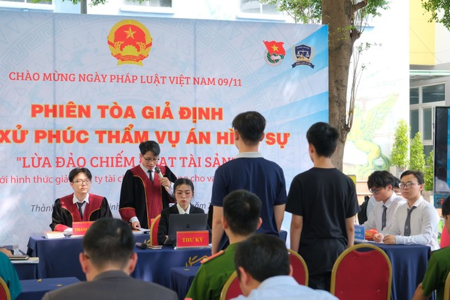 'Đấu trí' kiến thức pháp luật cùng sinh viên GDU ảnh 4