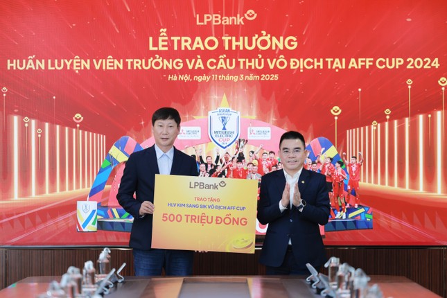 Ngân hàng Lộc Phát (LPBank) trao thưởng cho Huấn luyện viên trưởng và cầu thủ vô địch tại AFF CUP 2024 ảnh 2