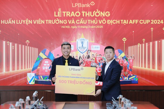 Ngân hàng Lộc Phát (LPBank) trao thưởng cho Huấn luyện viên trưởng và cầu thủ vô địch tại AFF CUP 2024 ảnh 3
