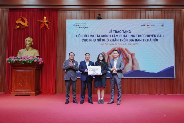 NAPAS, Mastercard và Payoo trao hỗ trợ tài chính cho 200 phụ nữ nguy cơ cao mắc ung thư ảnh 1