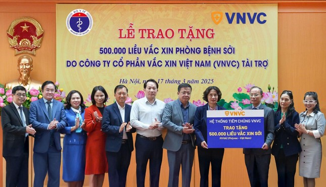 Hệ thống tiêm chủng VNVC tặng Bộ Y tế 500.000 liều vắc xin sởi để chống dịch ảnh 1