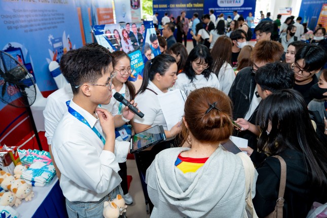 Hoành tráng HUTECH ALUMNI JOB FAIR 2025: Cầu nối cựu sinh viên và thế hệ sau ảnh 1