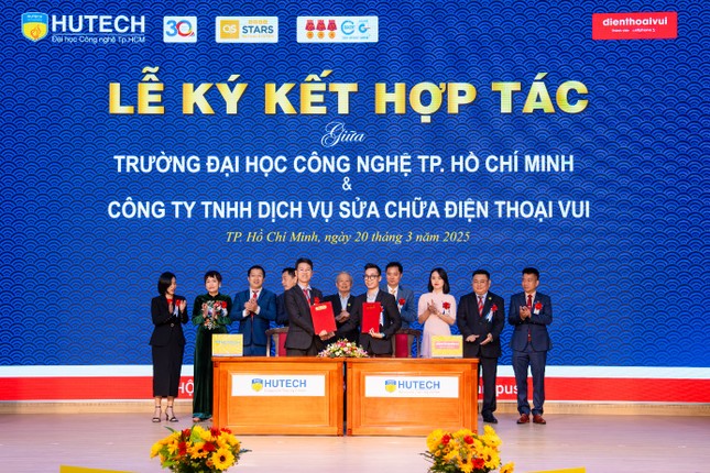 Hoành tráng HUTECH ALUMNI JOB FAIR 2025: Cầu nối cựu sinh viên và thế hệ sau ảnh 2