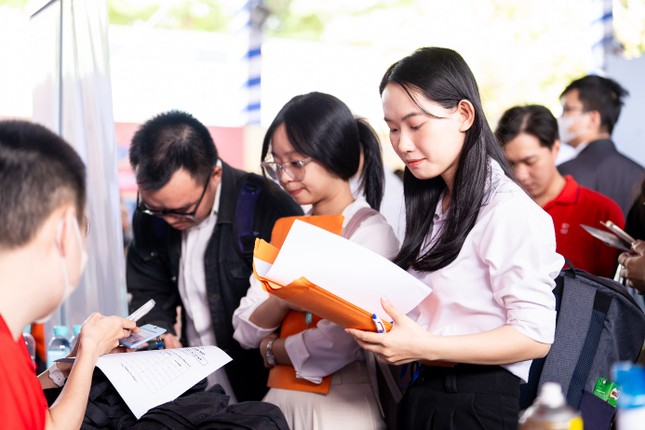 Hoành tráng HUTECH ALUMNI JOB FAIR 2025: Cầu nối cựu sinh viên và thế hệ sau ảnh 3