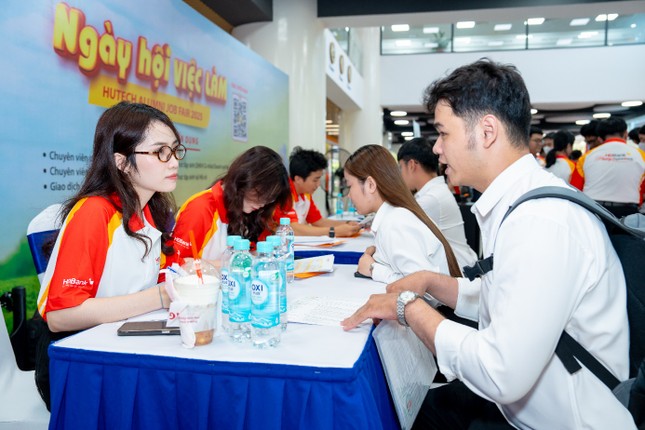 Hoành tráng HUTECH ALUMNI JOB FAIR 2025: Cầu nối cựu sinh viên và thế hệ sau ảnh 4