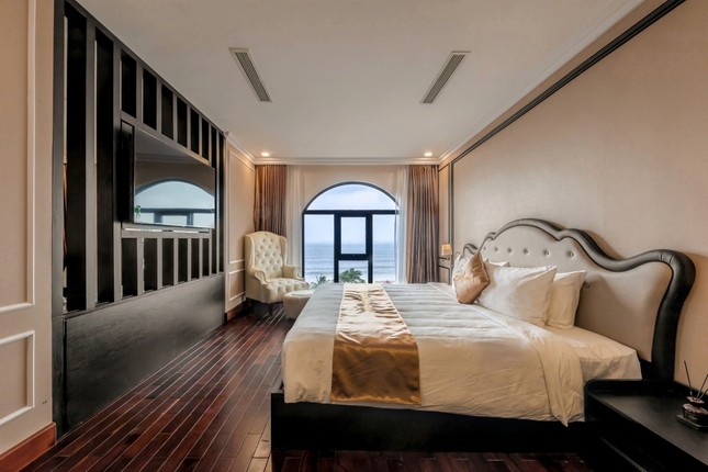 Chuỗi khách sạn Mira Quy Nhơn rực rỡ cờ đỏ sao vàng mừng ngày 30/4 ảnh 4