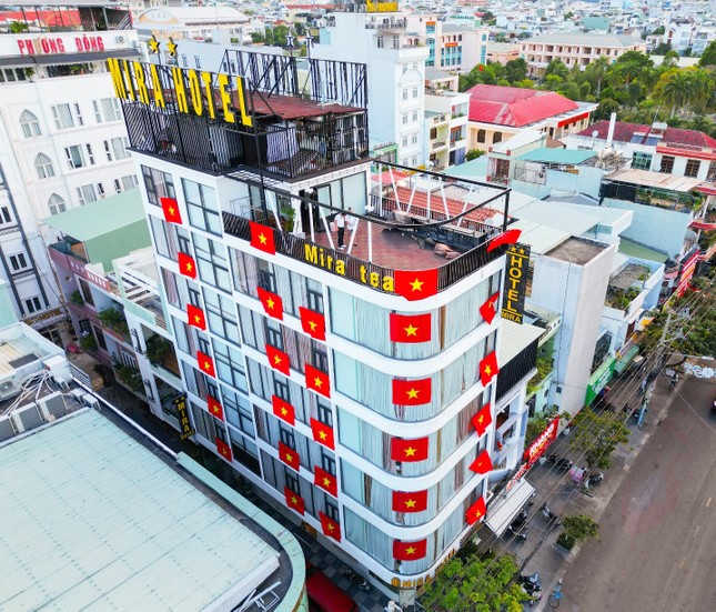 Chuỗi khách sạn Mira Quy Nhơn rực rỡ cờ đỏ sao vàng mừng ngày 30/4 ảnh 2