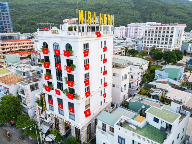 Chuỗi khách sạn Mira Quy Nhơn rực rỡ cờ đỏ sao vàng mừng ngày 30/4 ảnh 1