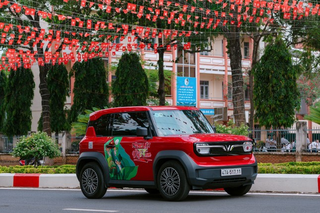Người dân các tỉnh, thành phố thích thú với dàn xe điện Việt cực chất diễu hành khắp phố phường ảnh 3