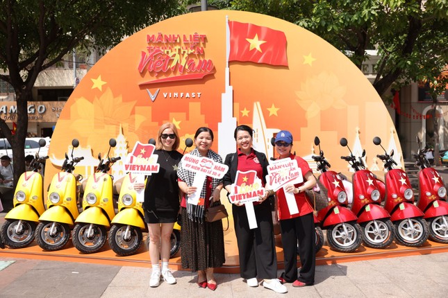 Người dân TPHCM hào hứng &apos;check in&apos; tại triển lãm &apos;50 Hành trình - Một Tương lai Xanh&apos; của VinFast ảnh 1