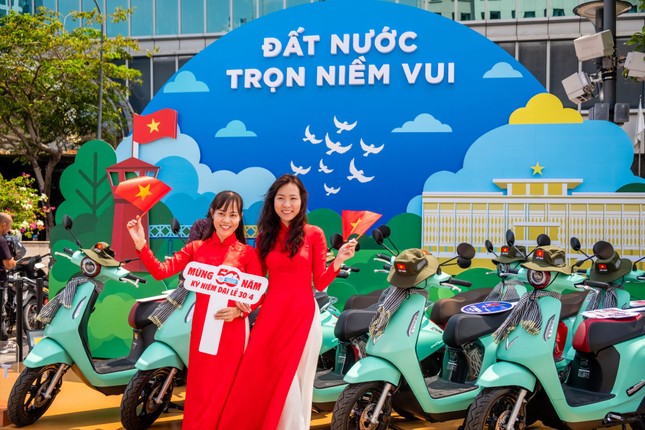 Người dân TPHCM hào hứng &apos;check in&apos; tại triển lãm &apos;50 Hành trình - Một Tương lai Xanh&apos; của VinFast ảnh 10
