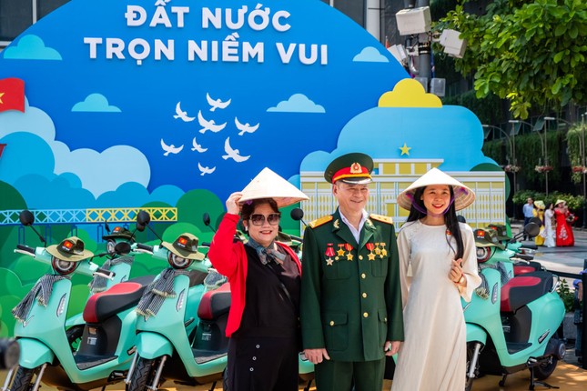 Người dân TPHCM hào hứng &apos;check in&apos; tại triển lãm &apos;50 Hành trình - Một Tương lai Xanh&apos; của VinFast ảnh 11