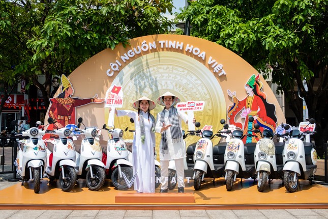 Người dân TPHCM hào hứng &apos;check in&apos; tại triển lãm &apos;50 Hành trình - Một Tương lai Xanh&apos; của VinFast ảnh 2
