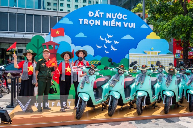 Người dân TPHCM hào hứng &apos;check in&apos; tại triển lãm &apos;50 Hành trình - Một Tương lai Xanh&apos; của VinFast ảnh 4