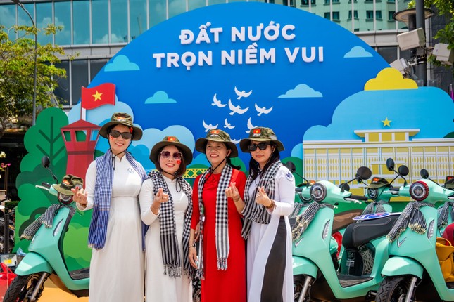Người dân TPHCM hào hứng &apos;check in&apos; tại triển lãm &apos;50 Hành trình - Một Tương lai Xanh&apos; của VinFast ảnh 5