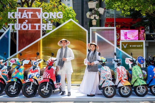 Người dân TPHCM hào hứng &apos;check in&apos; tại triển lãm &apos;50 Hành trình - Một Tương lai Xanh&apos; của VinFast ảnh 7
