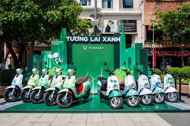 Người dân TPHCM hào hứng &apos;check in&apos; tại triển lãm &apos;50 Hành trình - Một Tương lai Xanh&apos; của VinFast ảnh 9
