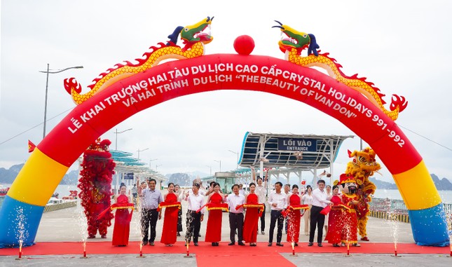 Quảng Ninh có thêm đội tàu du lịch cao cấp phục vụ khách tham quan Vịnh Bái Tử Long ảnh 1