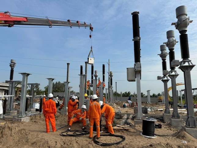 Ngành điện miền Nam 'cán đích' 50 công trình 110kV mừng ngày đất nước thống nhất ảnh 13