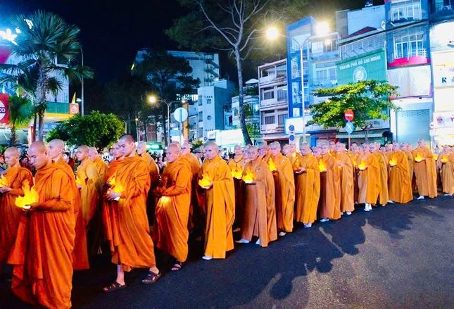 Tinh thần Phật đản lan tỏa trên cả nước, rực rỡ sắc màu Vesak 2025 ảnh 1