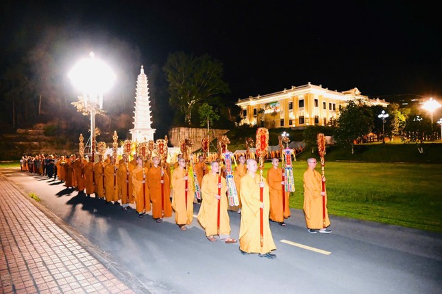 Tinh thần Phật đản lan tỏa trên cả nước, rực rỡ sắc màu Vesak 2025 ảnh 2
