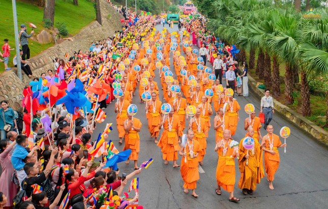 Tinh thần Phật đản lan tỏa trên cả nước, rực rỡ sắc màu Vesak 2025 ảnh 3