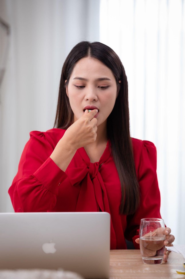 Tóc mỏng, yếu: Hệ quả của áp lực và thiếu dinh dưỡng ảnh 3